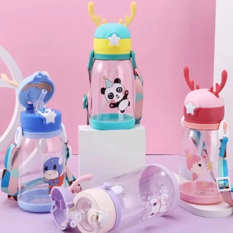 BOTELLA INFANTIL CON PICO DE SILICONA Y CORREA